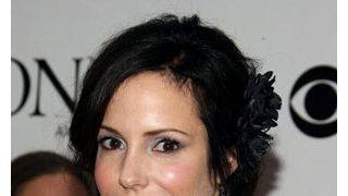 激しすぎるベッドシーンで足の指を骨折！メアリー＝ルイーズ・パーカー