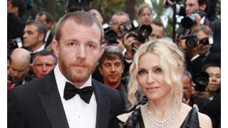 マドンナの夫ガイ・リッチーの母親、息子と嫁の離婚を否定