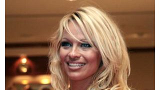 パメラ・アンダーソン、残酷なヘビの殺し方をやめさせるために車を寄付