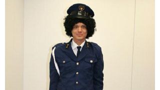 本物のアフロヘアで本物の警察官であれば800円引き！話題のアフロ割引とは？