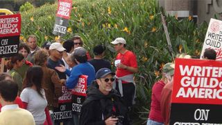 ハリウッド・スト続報!続く緊張状態・全米俳優組合が契約提案検討中!