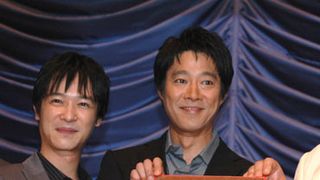 祝・初日＆バースデーの堤真一、特製“号外ケーキ”にウキウキ！