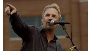 ケヴィン・コスナーのバンドがNASCARイベントにサプライズ出演