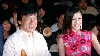 ジャッキー、ピンクのチャイナ服姿の安田に「ヘヘヘ」と照れ笑い!