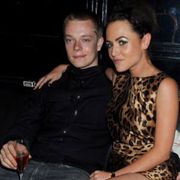 彼女のハードコアなセックスシーンはご勘弁を!アルフィー・アレン逃げ出す