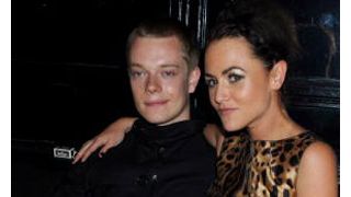 彼女のハードコアなセックスシーンはご勘弁を!アルフィー・アレン逃げ出す