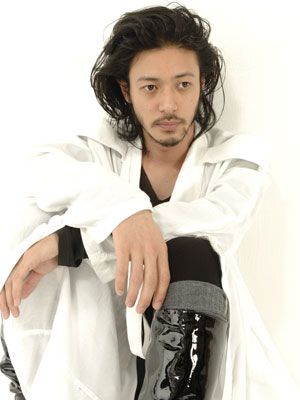 オダギリジョー単独インタビュー 結婚をせかされる男の 女性に対するねじれ感 をイメージした シネマトゥデイ