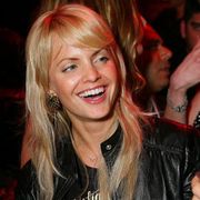 『アメリカン・ビューティ』のミーナ・スヴァーリ、音楽プロデューサーと婚約
