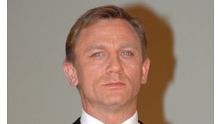 新007、背を高く見せるシークレット・ヒールの着用が発覚！