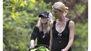 マドンナとグウィネスが二人でお散歩…ヒソヒソ話で険しい表情