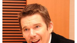 イーサン・ホークに女児誕生