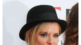 シエナ・ミラー、不倫写真はプライバシーの侵害とイギリスのタブロイド紙を訴える