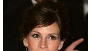 ジュリア・ロバーツ、マリブの海で犬とお散歩