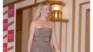 ピカピカ美脚のキャメロン・ディアス、会見中にフェンディの新作ドレスがびしょぬれに！