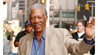 モーガン・フリーマンが交通事故で重体!車が大破しヘリで病院へ