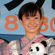 菅野美穂、ピンクの浴衣姿がみょ~に色っぽい!注目しているのは北島康介!