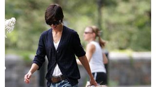 ケイティ・ホームズ、夫トム・クルーズのジーパンをはいてブロードウェイに出勤