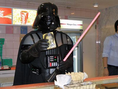 『スター・ウォーズ』のダース・ベイダーやC-3POが日本の映画館の売店で接客サービス
