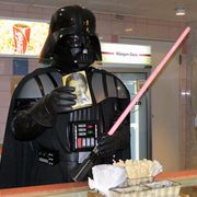 『スター・ウォーズ』のダース・ベイダーやC-3POが日本の映画館の売店で接客サービス