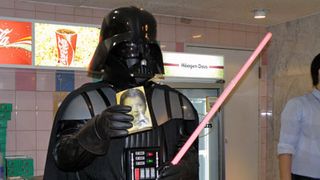 『スター・ウォーズ』のダース・ベイダーやC-3POが日本の映画館の売店で接客サービス