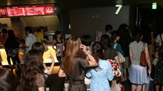 勝負服の女子で満員！『セックス・アンド・ザ・シティ』深夜の大盛り上がり！