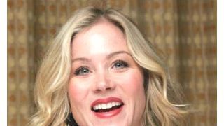 クリスティナ・アップルゲイト、乳がんを100%取り除いたと発表