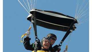 ビル・マーレイ、初のスカイ・ダイブに挑戦！