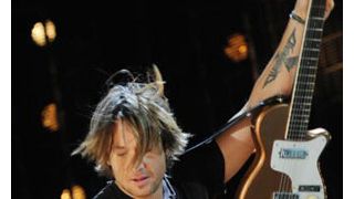 キース・アーバン、腕に愛する妻ニコールの名前を