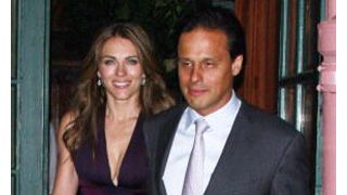 エリザベス・ハーレイ、ギリシャ諸島で豪華クルーズを満喫