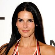 妊娠を否定したばかりのアンジー・ハーモン、一転して3人目の妊娠を発表