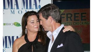 ピアース・ブロスナン、ちょっと太めの妻とハワイで情熱的な休日を