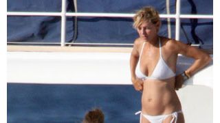 ユマ・サーマン、白ビキニのぽっこりお腹を披露！やっぱり妊娠中？