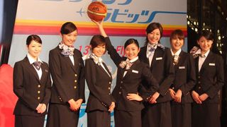 石原さとみ、真木よう子らキャビン・アテンダントの制服からスラリと美脚が壮観！