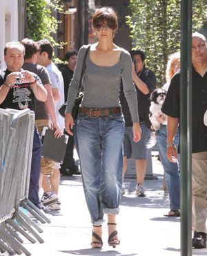 トムの妻、ケイティ・ホームズのジーンズ姿にファッション・エキスパートがダメだし！