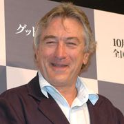 ロバート・デ・ニーロとケイト・ベッキンセール、親たちに功労賞を授与