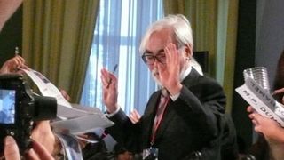 宮崎駿監督もお手上げ！サイン攻撃で会場パニック！