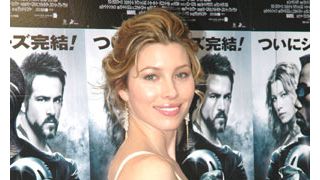 ジェシカ・ビール、友人の結婚式で花嫁の介添人に