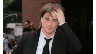 ジョシュ・ハートネット、ロンドンのホテルの図書室でセックスをして警告される