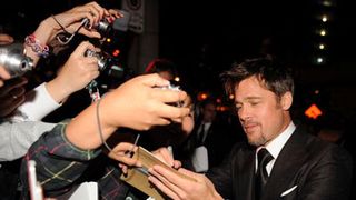 トロント映画祭にブラッド・ピット登場でファン熱狂！6人のパパは睡眠不足でも双子は元気！