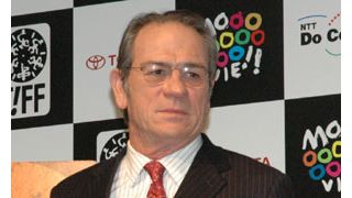 トミー・リー・ジョーンズ、ボーナスをめぐりスタジオを告訴