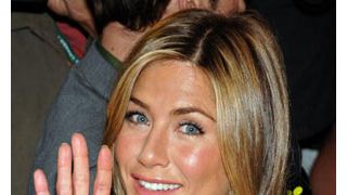 ジェニファー・アニストン、トロント映画祭に到着！スタッフが元夫ブラッド・ピットと会わないよう配慮？