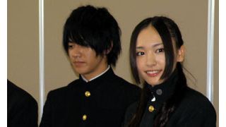 新垣結衣が凜々しい学ラン姿で高校の柔道部に登場!「オス!」で生徒は大歓声!
