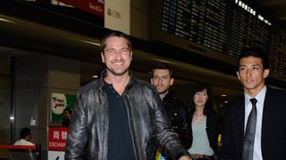 ワイルドでセクシーなジェラバトが成田空港で女性150人に囲まれる