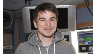 ジョシュ・ハートネット、出待ちのファンに囲まれる