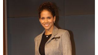 ハル・ベリー、愛娘とすべり台でエンジョイ