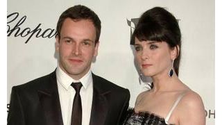 アンジェリーナ・ジョリーの元夫ジョニー・リー・ミラー、もうすぐパパに