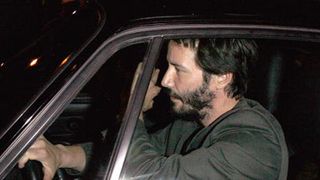 キアヌ・リーヴスが「パパラッチを車でひいた疑惑」裁判に判決下る