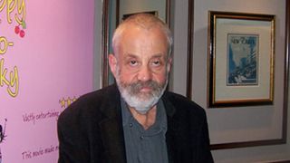 質問しないのは怖いから?マイク・リー監督のグループインタビュー、5人中2人は質問なし