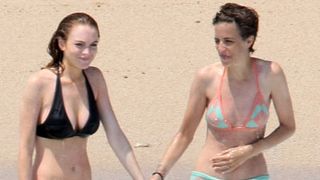 リンジー・ローハン、同性愛の恋人と二人でビキニ姿！ラブラブのビーチデート