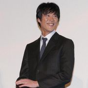 堤真一、ハゲ疑惑を完全否定!「カツラのCMはいらないです!!」に客席沸く
